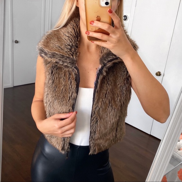 stradivarius Jackets & Blazers - 🍂 STRADIVARIUS FAUX FUR CROPPED VEST!